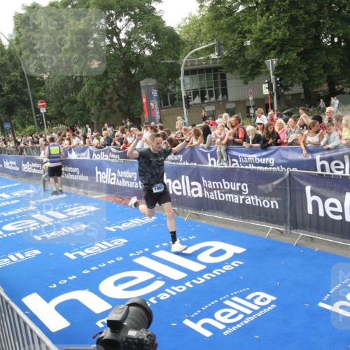 29.06.2025 - hella hamburg halbmarathon Michael Strokosch http://msf.ph/oto/8536331 29.06.2025 10:26:52 Ziel  meine-sportfotos.de