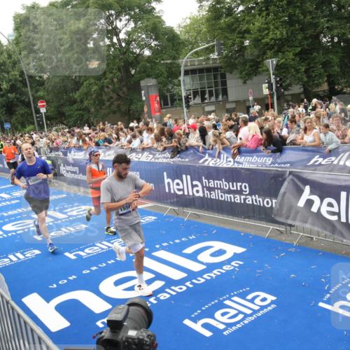 29.06.2025 - hella hamburg halbmarathon Michael Strokosch http://msf.ph/oto/8536332 29.06.2025 10:45:23 Ziel  meine-sportfotos.de