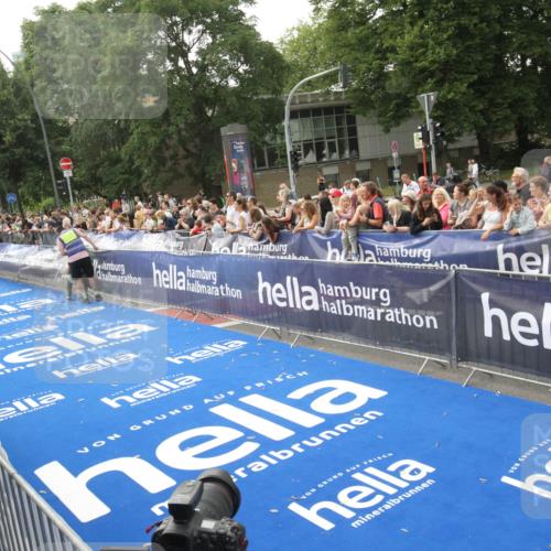 29.06.2025 - hella hamburg halbmarathon Michael Strokosch http://msf.ph/oto/8536333 29.06.2025 10:26:55 Ziel  meine-sportfotos.de