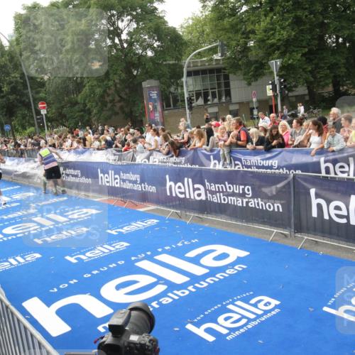 29.06.2025 - hella hamburg halbmarathon Michael Strokosch http://msf.ph/oto/8536335 29.06.2025 10:26:55 Ziel  meine-sportfotos.de