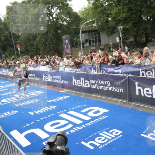 29.06.2025 - hella hamburg halbmarathon Michael Strokosch http://msf.ph/oto/8536341 29.06.2025 10:26:56 Ziel  meine-sportfotos.de