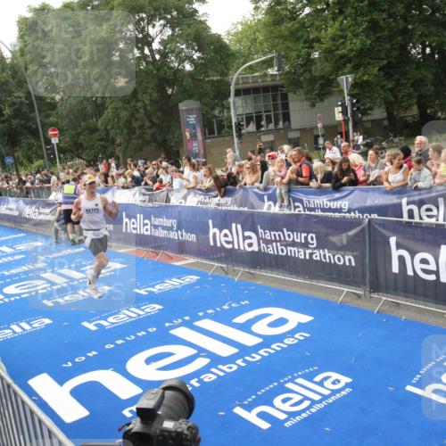 29.06.2025 - hella hamburg halbmarathon Michael Strokosch http://msf.ph/oto/8536342 29.06.2025 10:26:57 Ziel  meine-sportfotos.de