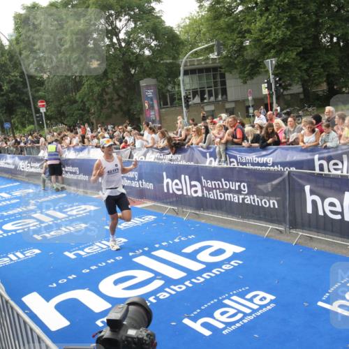 29.06.2025 - hella hamburg halbmarathon Michael Strokosch http://msf.ph/oto/8536344 29.06.2025 10:26:57 Ziel  meine-sportfotos.de