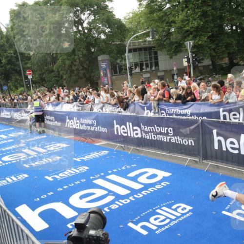 29.06.2025 - hella hamburg halbmarathon Michael Strokosch http://msf.ph/oto/8536346 29.06.2025 10:26:58 Ziel  meine-sportfotos.de
