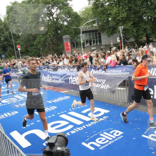 29.06.2025 - hella hamburg halbmarathon Michael Strokosch http://msf.ph/oto/8536349 29.06.2025 10:45:29 Ziel  meine-sportfotos.de