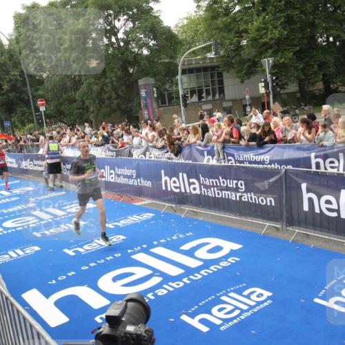 29.06.2025 - hella hamburg halbmarathon Michael Strokosch http://msf.ph/oto/8536350 29.06.2025 10:27:02 Ziel  meine-sportfotos.de