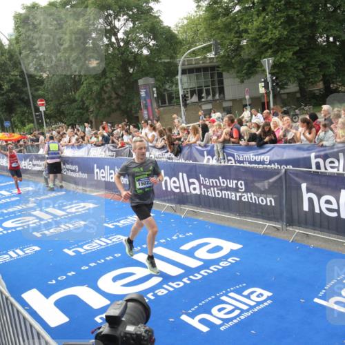 29.06.2025 - hella hamburg halbmarathon Michael Strokosch http://msf.ph/oto/8536352 29.06.2025 10:27:02 Ziel  meine-sportfotos.de