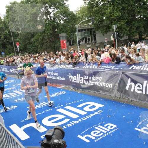 29.06.2025 - hella hamburg halbmarathon Michael Strokosch http://msf.ph/oto/8536353 29.06.2025 10:45:30 Ziel  meine-sportfotos.de