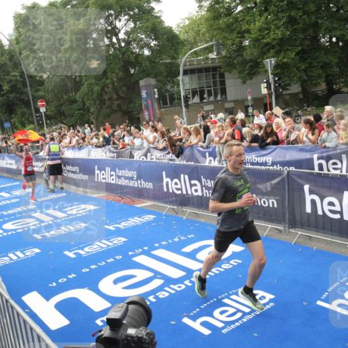 29.06.2025 - hella hamburg halbmarathon Michael Strokosch http://msf.ph/oto/8536354 29.06.2025 10:27:02 Ziel  meine-sportfotos.de
