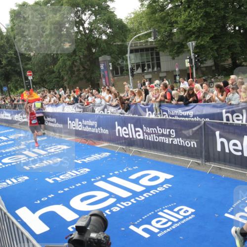 29.06.2025 - hella hamburg halbmarathon Michael Strokosch http://msf.ph/oto/8536356 29.06.2025 10:27:03 Ziel  meine-sportfotos.de