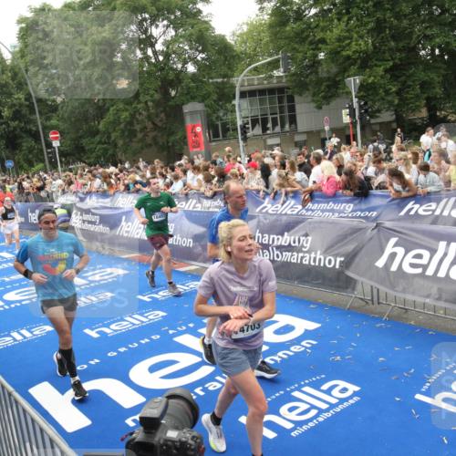 29.06.2025 - hella hamburg halbmarathon Michael Strokosch http://msf.ph/oto/8536357 29.06.2025 10:45:31 Ziel  meine-sportfotos.de