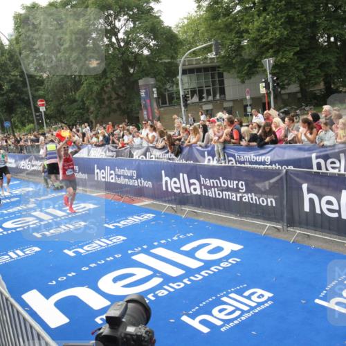 29.06.2025 - hella hamburg halbmarathon Michael Strokosch http://msf.ph/oto/8536358 29.06.2025 10:27:03 Ziel  meine-sportfotos.de
