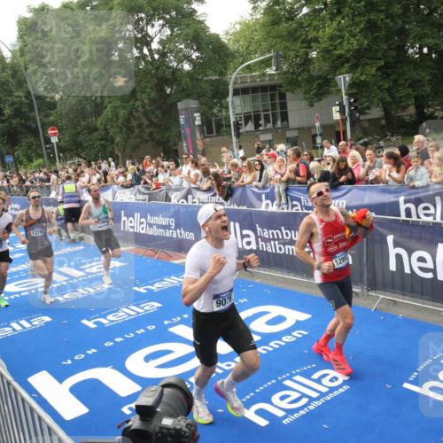 29.06.2025 - hella hamburg halbmarathon Michael Strokosch http://msf.ph/oto/8536366 29.06.2025 10:27:04 Ziel  meine-sportfotos.de