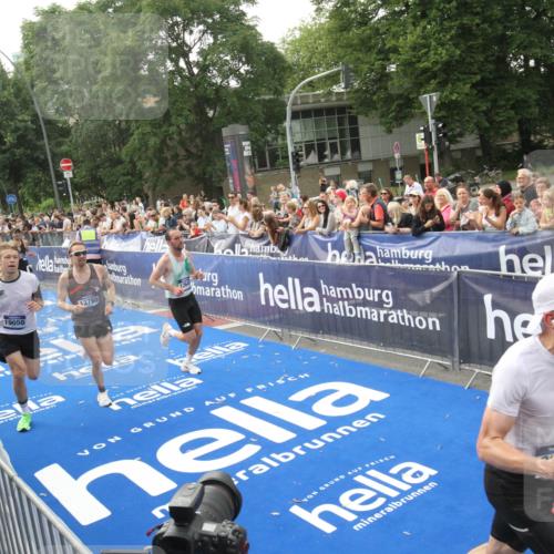 29.06.2025 - hella hamburg halbmarathon Michael Strokosch http://msf.ph/oto/8536368 29.06.2025 10:27:05 Ziel  meine-sportfotos.de