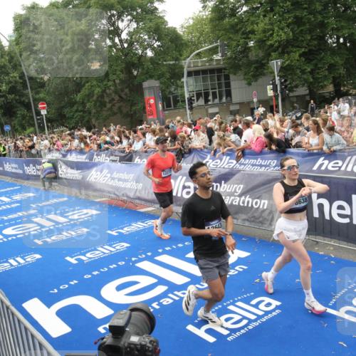 29.06.2025 - hella hamburg halbmarathon Michael Strokosch http://msf.ph/oto/8536369 29.06.2025 10:45:33 Ziel  meine-sportfotos.de