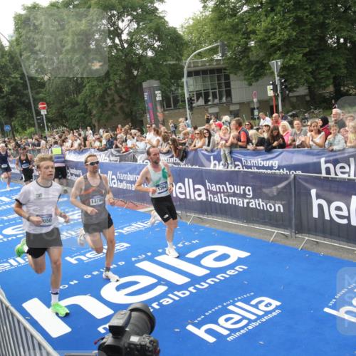 29.06.2025 - hella hamburg halbmarathon Michael Strokosch http://msf.ph/oto/8536370 29.06.2025 10:27:05 Ziel  meine-sportfotos.de