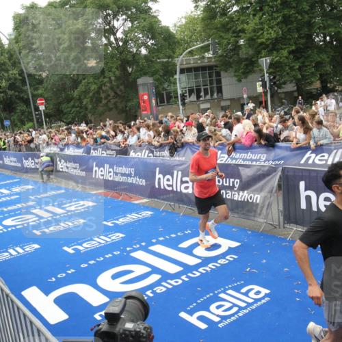 29.06.2025 - hella hamburg halbmarathon Michael Strokosch http://msf.ph/oto/8536371 29.06.2025 10:45:34 Ziel  meine-sportfotos.de