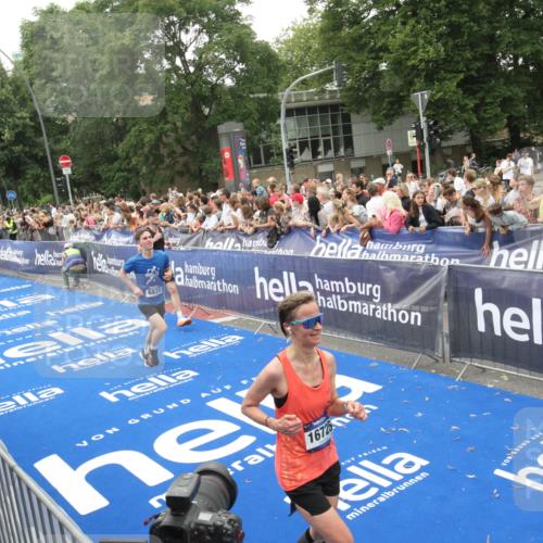 29.06.2025 - hella hamburg halbmarathon Michael Strokosch http://msf.ph/oto/8536373 29.06.2025 10:45:37 Ziel  meine-sportfotos.de