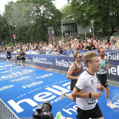 29.06.2025 - hella hamburg halbmarathon Michael Strokosch http://msf.ph/oto/8536374 29.06.2025 10:27:06 Ziel  meine-sportfotos.de