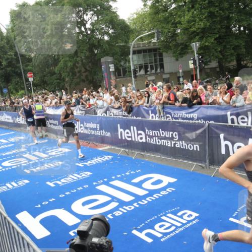 29.06.2025 - hella hamburg halbmarathon Michael Strokosch http://msf.ph/oto/8536376 29.06.2025 10:27:06 Ziel  meine-sportfotos.de