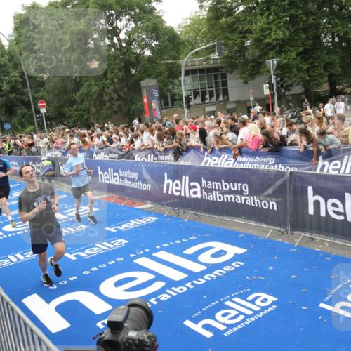 29.06.2025 - hella hamburg halbmarathon Michael Strokosch http://msf.ph/oto/8536377 29.06.2025 10:45:39 Ziel  meine-sportfotos.de