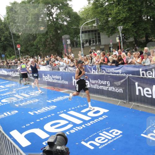 29.06.2025 - hella hamburg halbmarathon Michael Strokosch http://msf.ph/oto/8536379 29.06.2025 10:27:07 Ziel  meine-sportfotos.de