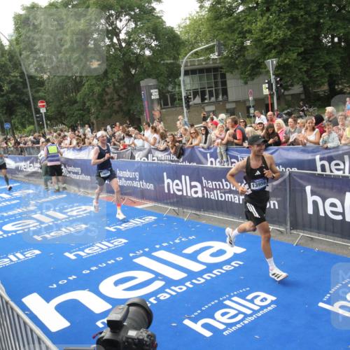 29.06.2025 - hella hamburg halbmarathon Michael Strokosch http://msf.ph/oto/8536381 29.06.2025 10:27:07 Ziel  meine-sportfotos.de
