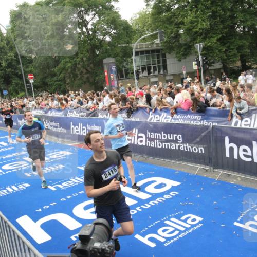 29.06.2025 - hella hamburg halbmarathon Michael Strokosch http://msf.ph/oto/8536382 29.06.2025 10:45:39 Ziel  meine-sportfotos.de