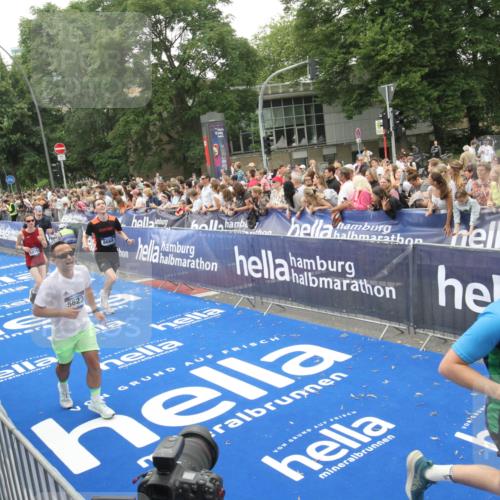 29.06.2025 - hella hamburg halbmarathon Michael Strokosch http://msf.ph/oto/8536386 29.06.2025 10:45:41 Ziel  meine-sportfotos.de