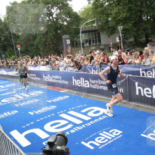 29.06.2025 - hella hamburg halbmarathon Michael Strokosch http://msf.ph/oto/8536387 29.06.2025 10:27:08 Ziel  meine-sportfotos.de