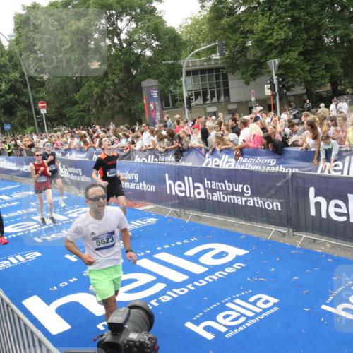 29.06.2025 - hella hamburg halbmarathon Michael Strokosch http://msf.ph/oto/8536388 29.06.2025 10:45:41 Ziel  meine-sportfotos.de