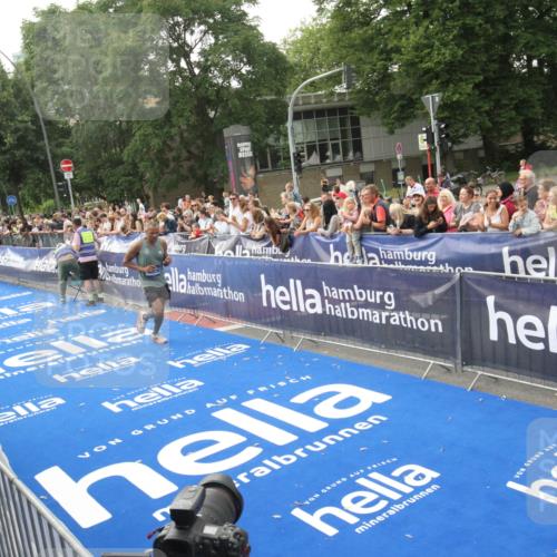 29.06.2025 - hella hamburg halbmarathon Michael Strokosch http://msf.ph/oto/8536389 29.06.2025 10:27:09 Ziel  meine-sportfotos.de