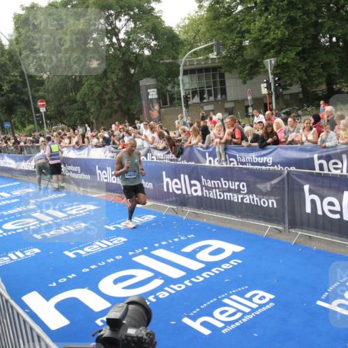 29.06.2025 - hella hamburg halbmarathon Michael Strokosch http://msf.ph/oto/8536391 29.06.2025 10:27:09 Ziel  meine-sportfotos.de