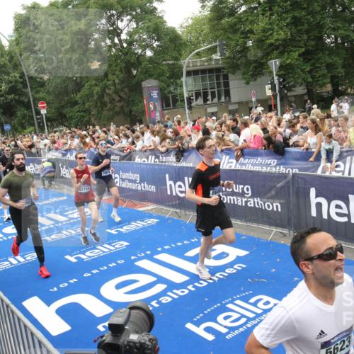 29.06.2025 - hella hamburg halbmarathon Michael Strokosch http://msf.ph/oto/8536392 29.06.2025 10:45:42 Ziel  meine-sportfotos.de