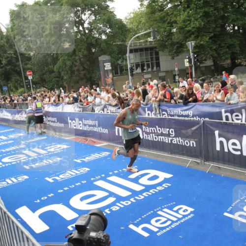29.06.2025 - hella hamburg halbmarathon Michael Strokosch http://msf.ph/oto/8536393 29.06.2025 10:27:09 Ziel  meine-sportfotos.de