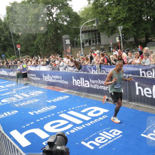29.06.2025 - hella hamburg halbmarathon Michael Strokosch http://msf.ph/oto/8536395 29.06.2025 10:27:10 Ziel  meine-sportfotos.de