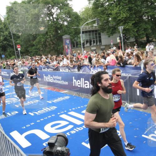 29.06.2025 - hella hamburg halbmarathon Michael Strokosch http://msf.ph/oto/8536396 29.06.2025 10:45:43 Ziel  meine-sportfotos.de