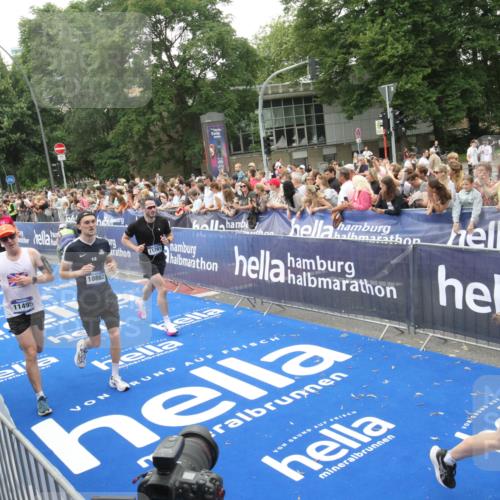 29.06.2025 - hella hamburg halbmarathon Michael Strokosch http://msf.ph/oto/8536398 29.06.2025 10:45:43 Ziel  meine-sportfotos.de