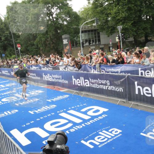 29.06.2025 - hella hamburg halbmarathon Michael Strokosch http://msf.ph/oto/8536399 29.06.2025 10:27:16 Ziel  meine-sportfotos.de