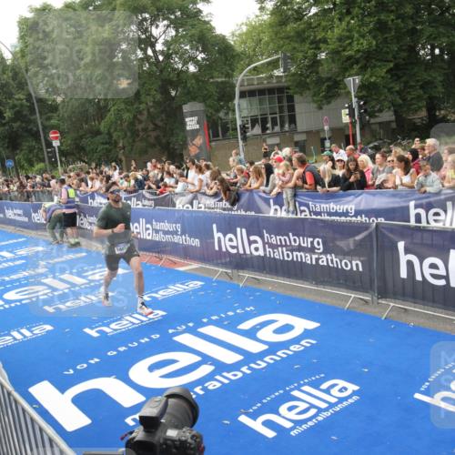29.06.2025 - hella hamburg halbmarathon Michael Strokosch http://msf.ph/oto/8536401 29.06.2025 10:27:16 Ziel  meine-sportfotos.de