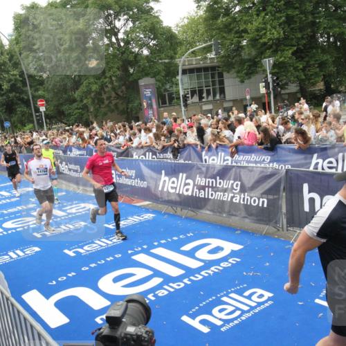 29.06.2025 - hella hamburg halbmarathon Michael Strokosch http://msf.ph/oto/8536402 29.06.2025 10:45:45 Ziel  meine-sportfotos.de