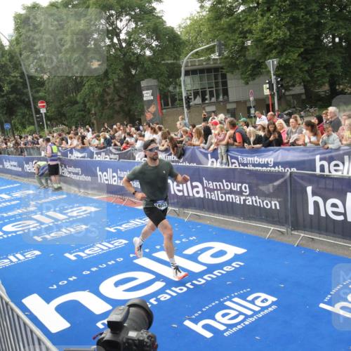 29.06.2025 - hella hamburg halbmarathon Michael Strokosch http://msf.ph/oto/8536403 29.06.2025 10:27:17 Ziel  meine-sportfotos.de