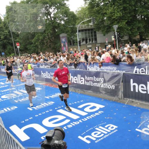 29.06.2025 - hella hamburg halbmarathon Michael Strokosch http://msf.ph/oto/8536404 29.06.2025 10:45:45 Ziel  meine-sportfotos.de