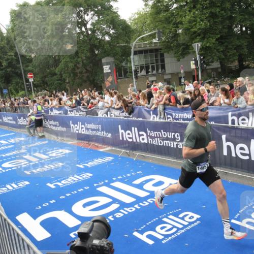 29.06.2025 - hella hamburg halbmarathon Michael Strokosch http://msf.ph/oto/8536405 29.06.2025 10:27:17 Ziel  meine-sportfotos.de