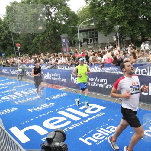 29.06.2025 - hella hamburg halbmarathon Michael Strokosch http://msf.ph/oto/8536410 29.06.2025 10:45:47 Ziel  meine-sportfotos.de