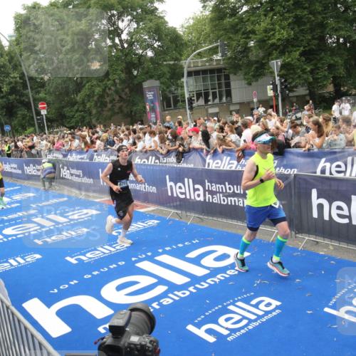 29.06.2025 - hella hamburg halbmarathon Michael Strokosch http://msf.ph/oto/8536412 29.06.2025 10:45:47 Ziel  meine-sportfotos.de