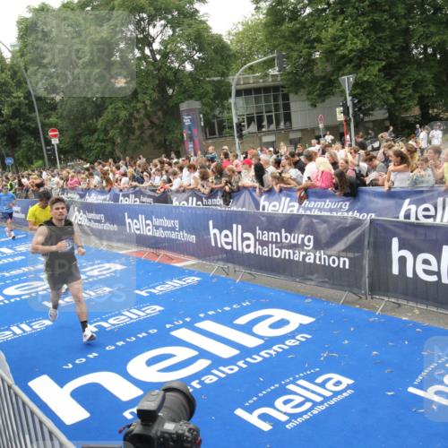 29.06.2025 - hella hamburg halbmarathon Michael Strokosch http://msf.ph/oto/8536415 29.06.2025 10:45:49 Ziel  meine-sportfotos.de