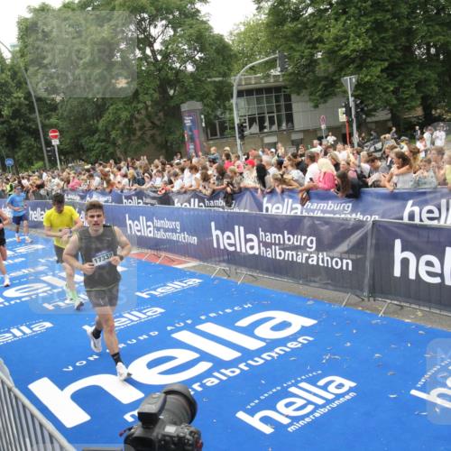 29.06.2025 - hella hamburg halbmarathon Michael Strokosch http://msf.ph/oto/8536417 29.06.2025 10:45:49 Ziel  meine-sportfotos.de