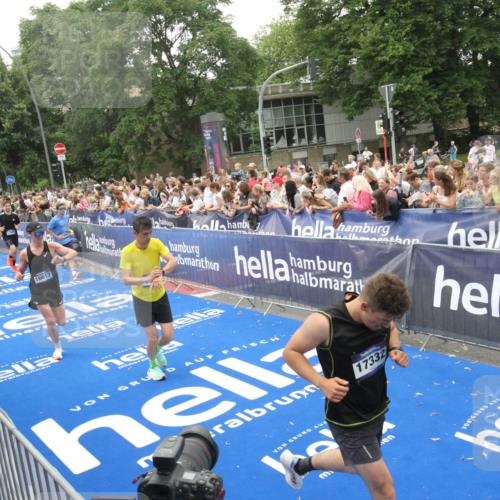 29.06.2025 - hella hamburg halbmarathon Michael Strokosch http://msf.ph/oto/8536421 29.06.2025 10:45:50 Ziel  meine-sportfotos.de