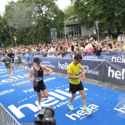 29.06.2025 - hella hamburg halbmarathon Michael Strokosch http://msf.ph/oto/8536423 29.06.2025 10:45:50 Ziel  meine-sportfotos.de